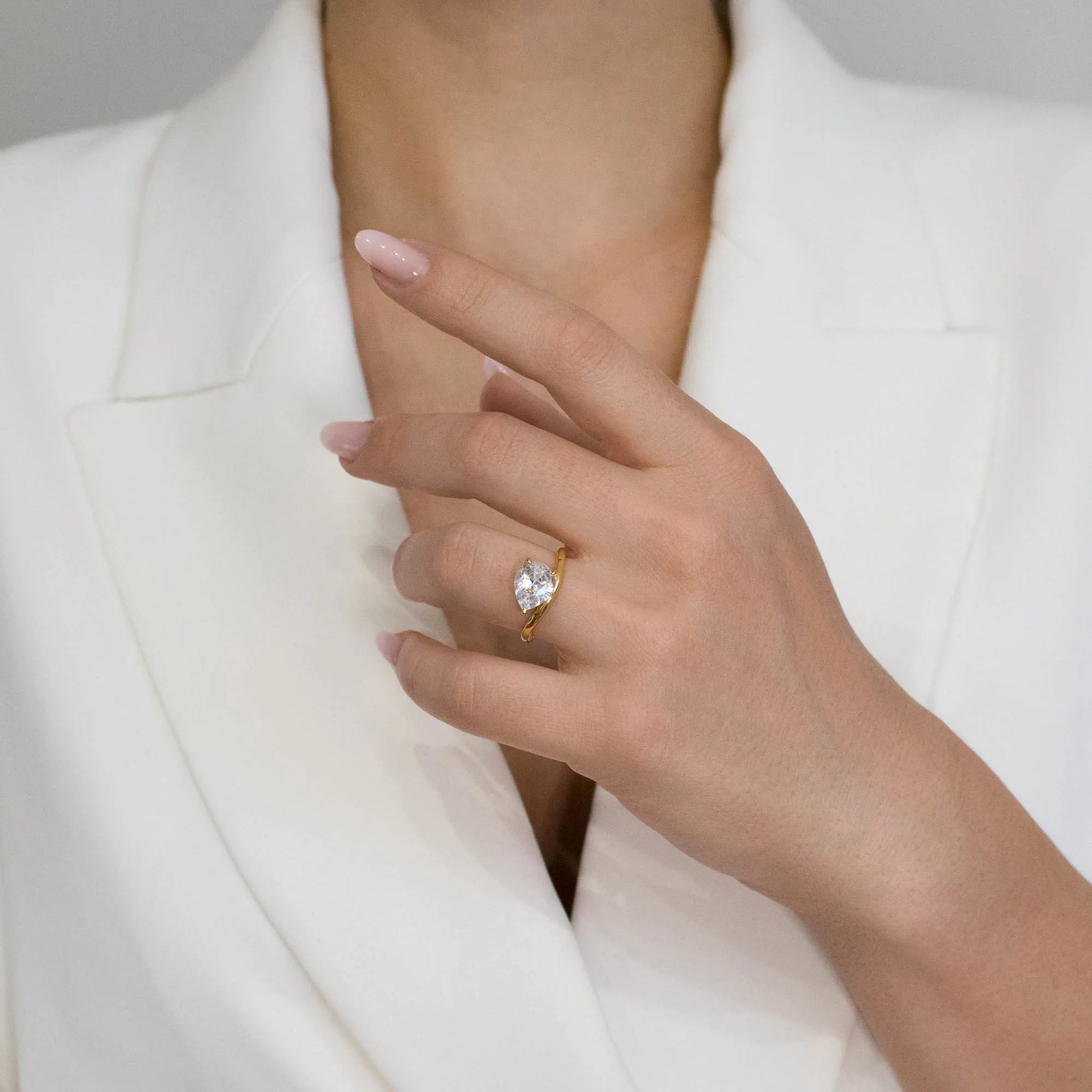 Inel-argint-placat-aur-piatra-cubic-zirconia-Éclat-cadru-apropiat Inel din argint placat cu aur Éclat cu piatră cubic zirconia surprins în cadru apropiat