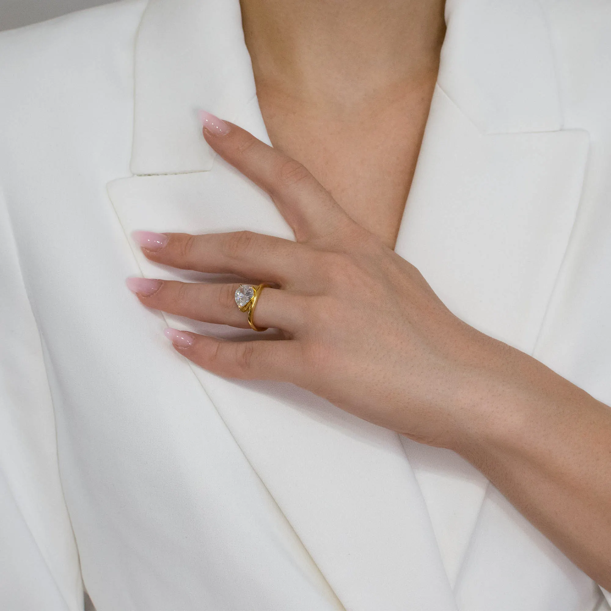 Inel-argint-placat-aur-piatra-cubic-zirconia-Éclat-detaliu-purtare Inel din argint placat cu aur Éclat piatră cubic zirconia, detaliu purtare