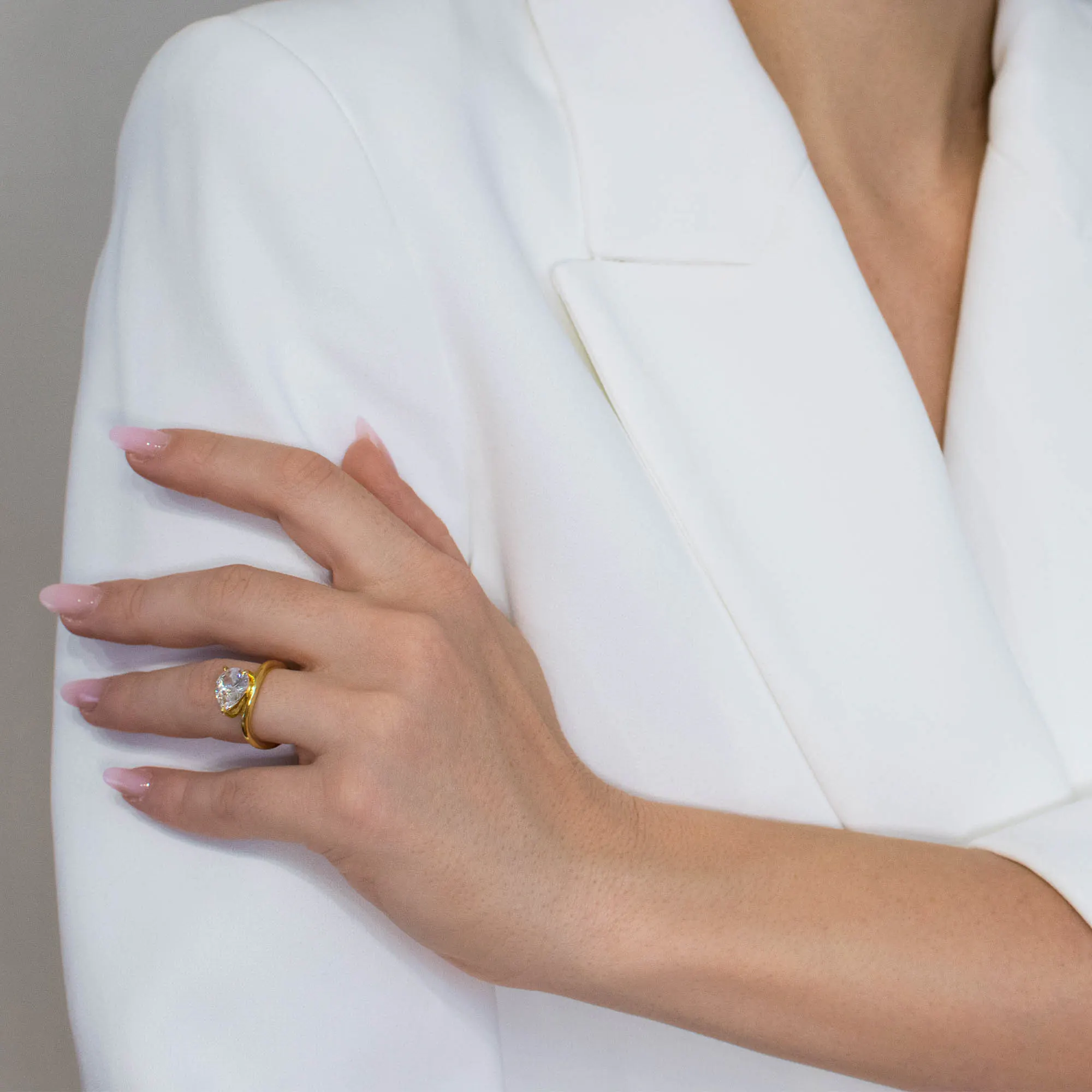 Inel-argint-placat-aur-piatra-cubic-zirconia-Éclat-purtat-pe-deget Inel din argint placat cu aur Éclat cu piatră cubic zirconia purtat pe deget