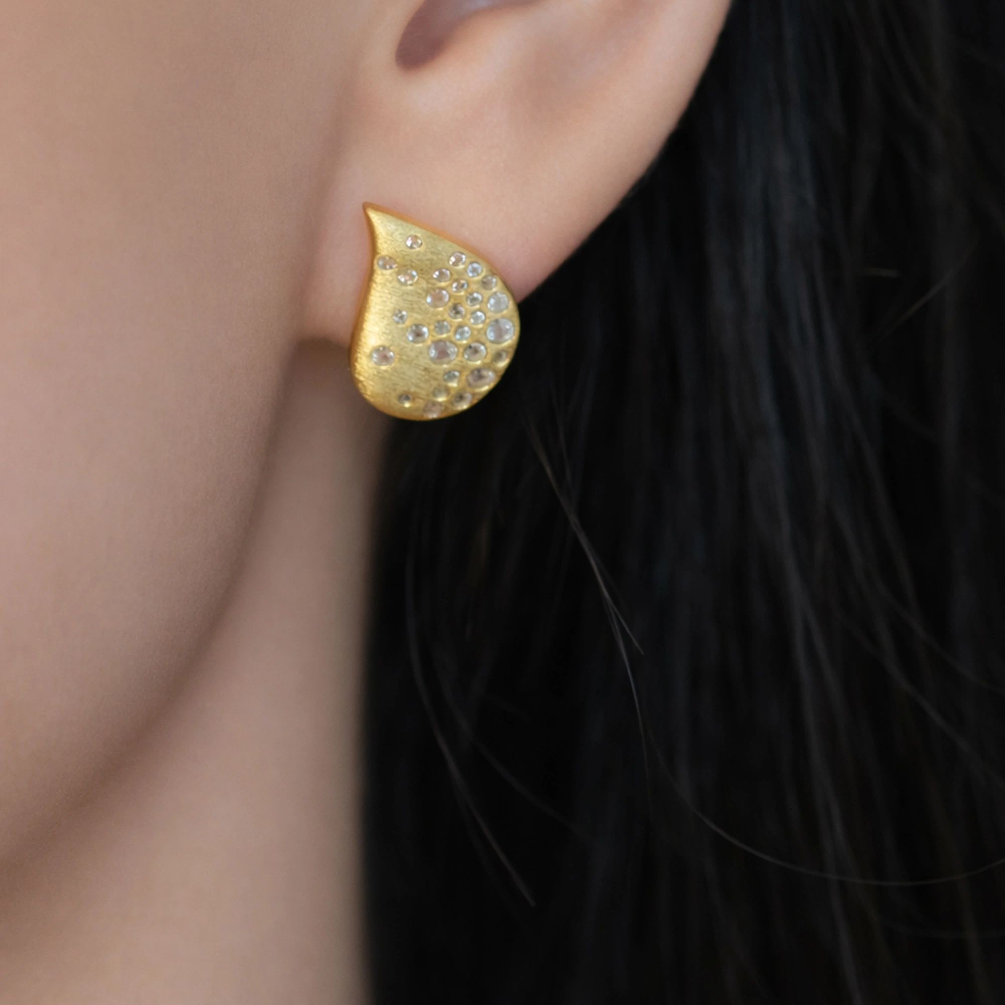 cercei argint placati aur cubic zirconia teardrop cadru apropiat ureche cercei argint placati aur cubic zirconia teardrop cadru apropiat ureche