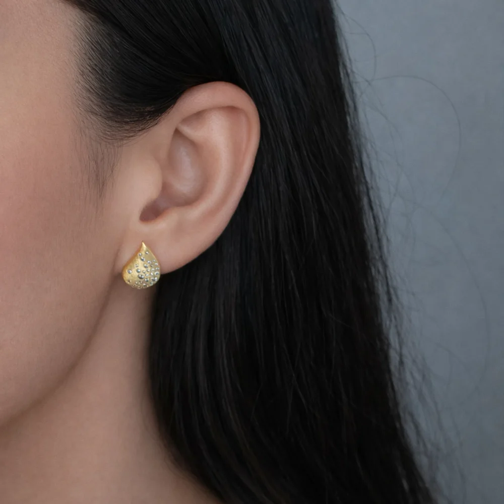 cercei argint placati aur cubic zirconia teardrop purtati pe ureche