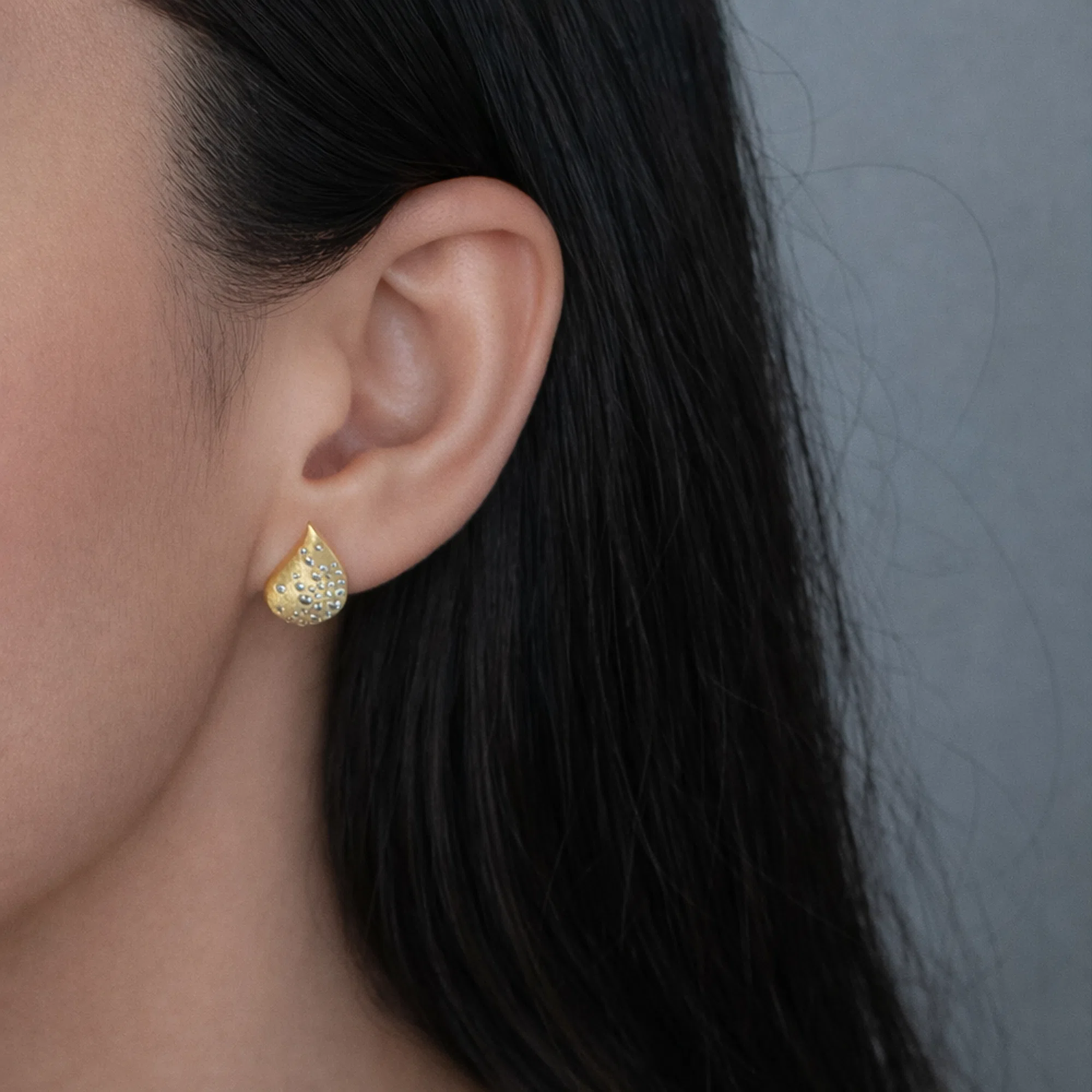 cercei argint placati aur cubic zirconia teardrop purtati pe ureche cercei argint placati aur cubic zirconia teardrop purtati pe ureche