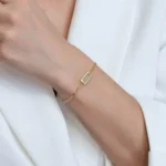 Bratara eleganta argint placata aur modern outline
