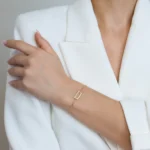 Bratara eleganta argint placata aur modern outline