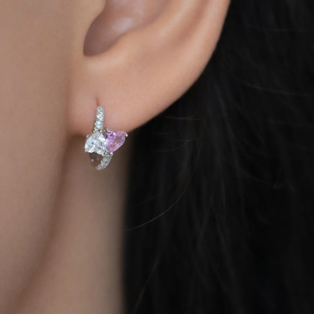 Cercei argint inimioare pietre zirconia roz love spark cadru apropiat ureche