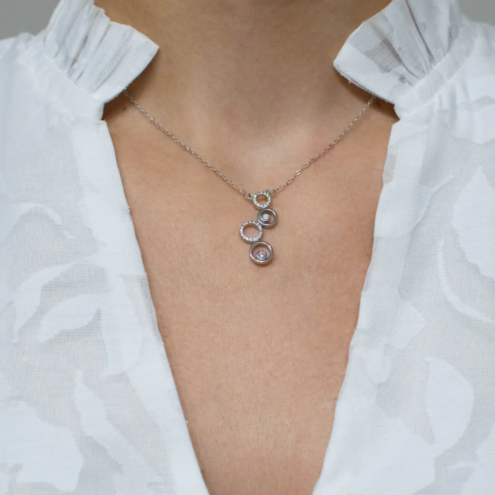 Colier argint cercuri suprapuse zirconia infinite circles purtat la gat