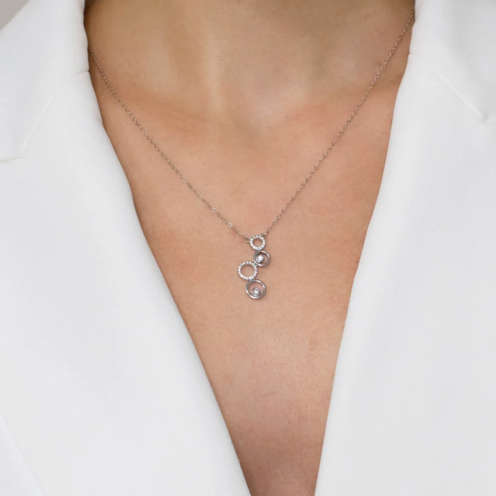 Colier argint cercuri suprapuse zirconia infinite circles purtat model