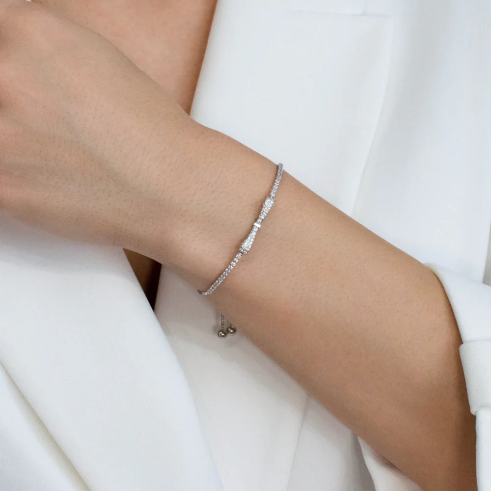 Brățară din argint Elegant Bow cu fundiță și pietre cubic zirconia, purtată pe încheietură