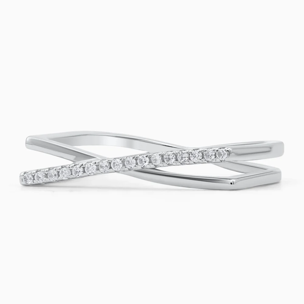 Detaliu inel din argint Timeless Twist cu design geometric si pietre cubic zirconia