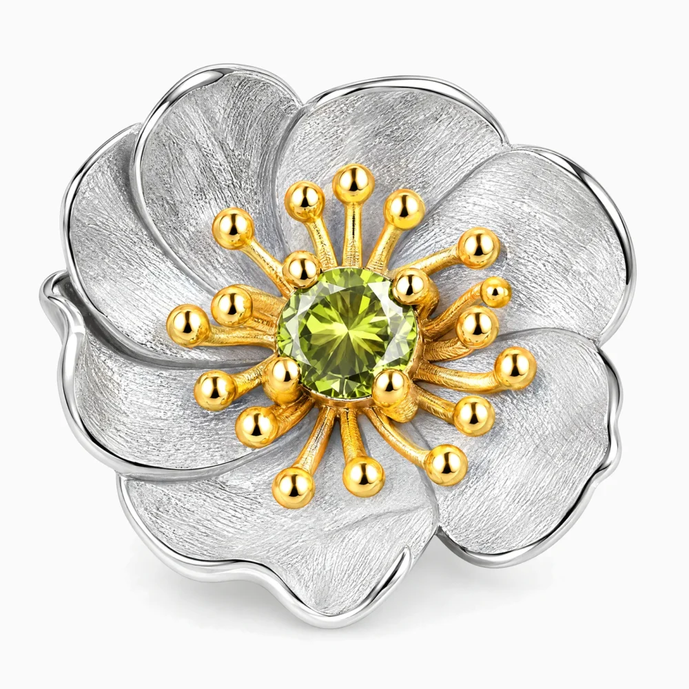 Cercei din argint cu floare de anemonă, peridot și detalii placate cu aur de 18K – Wild Anemone, prim-plan