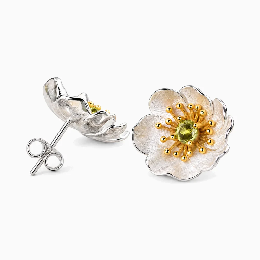 Cercei din argint cu floare de anemonă, peridot și detalii placate cu aur de 18K – Wild Anemone, vedere laterală