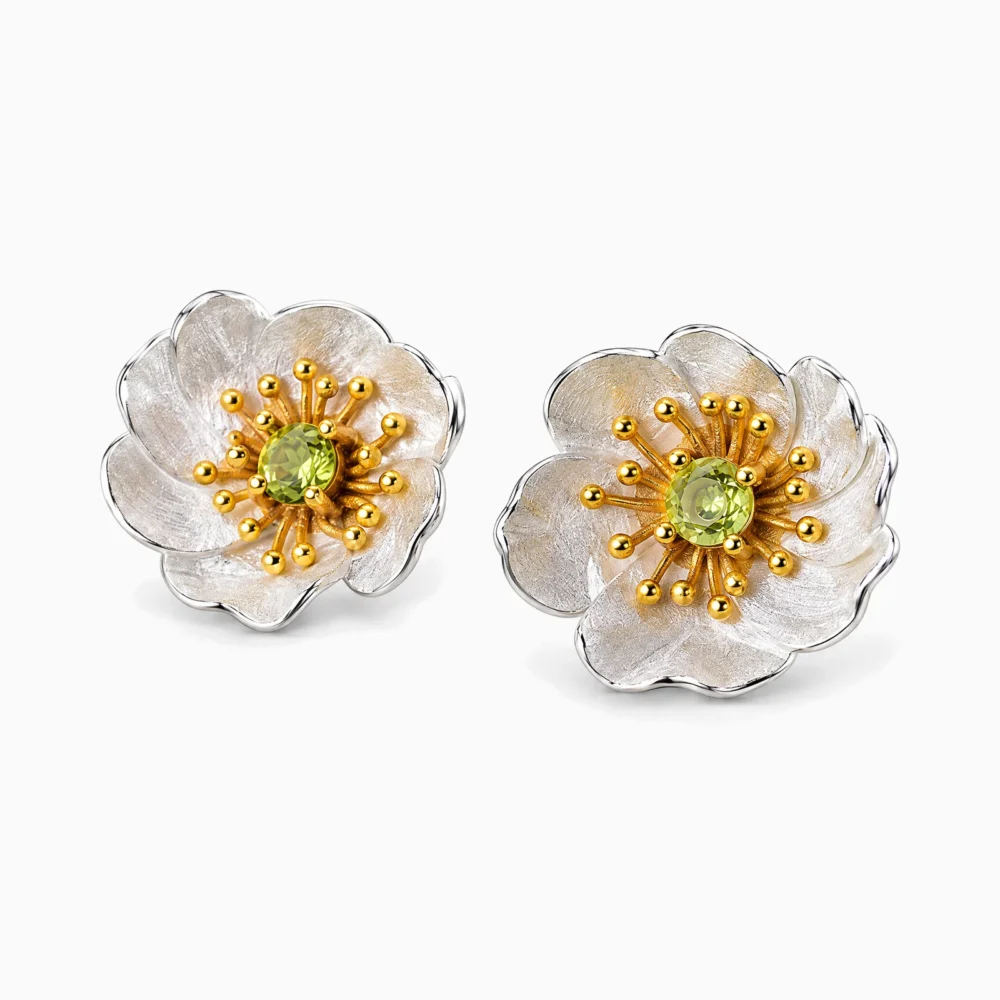 Cercei din argint cu floare de anemonă, peridot și detalii placate cu aur de 18K – Wild Anemone, vedere din trei sferturi