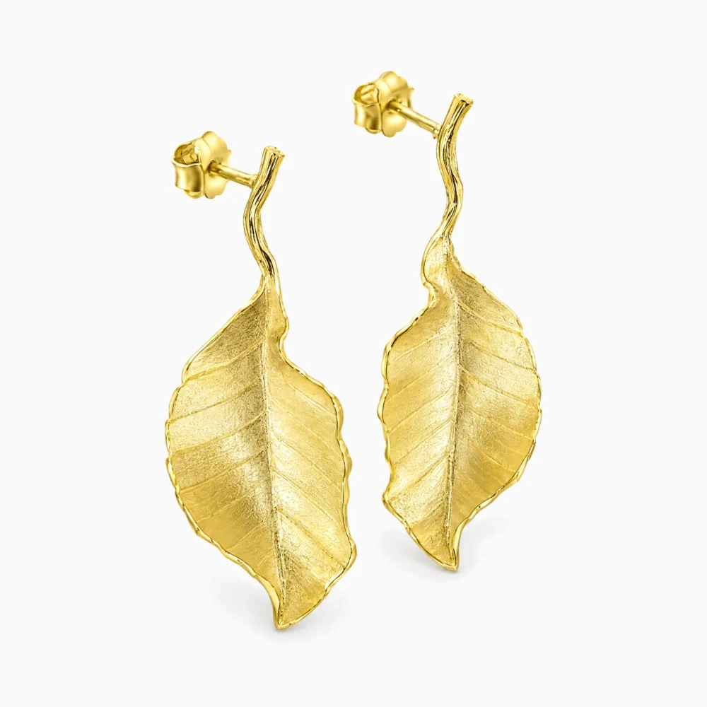 Cercei din argint placați cu aur de 18K, cu frunze de toamnă – Autumn Ember, vedere din trei sferturi