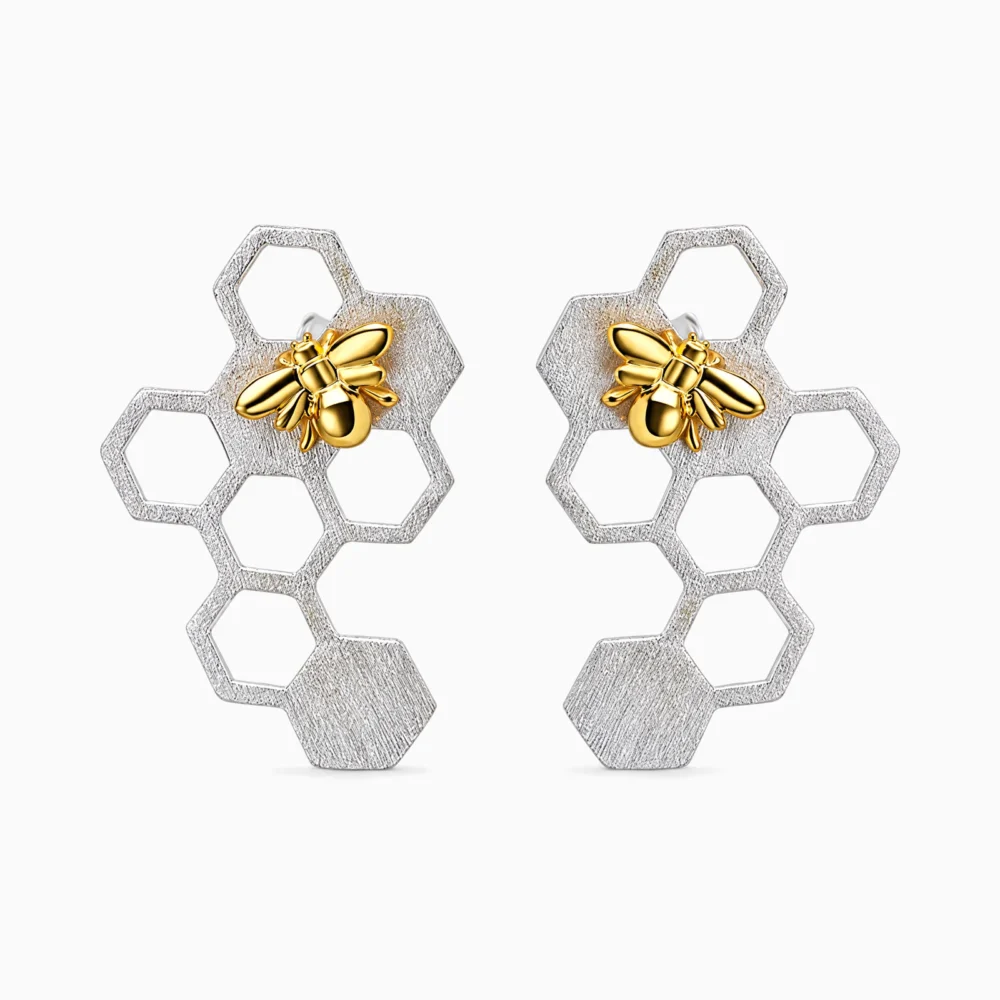 Cercei din argint cu fagure și albină placată cu aur de 18K – Honey Hive, vedere frontală