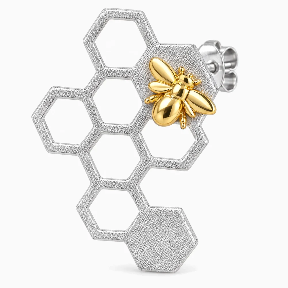 Cercei din argint cu fagure și albină placată cu aur de 18K – Honey Hive, prim-plan