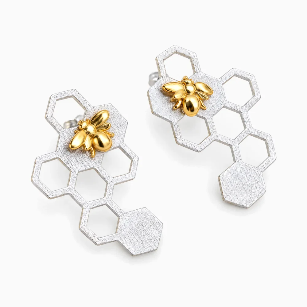 Cercei din argint cu fagure și albină placată cu aur de 18K – Honey Hive, vedere din trei sferturi