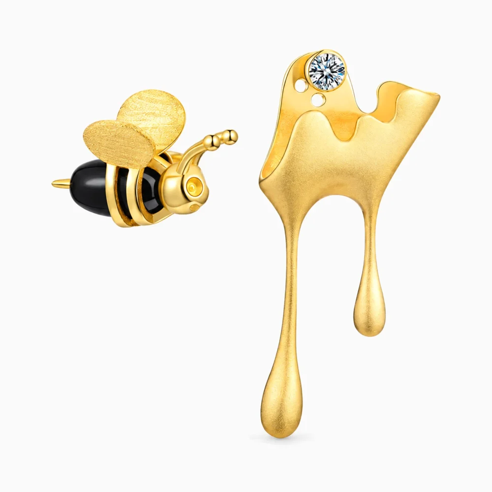 Cercei asimetrici din argint placați cu aur de 18K, albină și miere – Busy Bee, vedere frontală