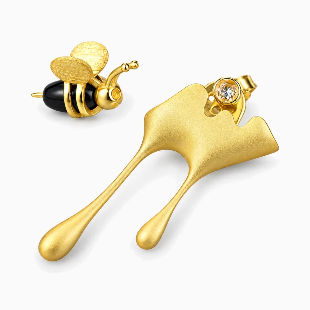 Cercei asimetrici din argint placați cu aur de 18K, albină și miere – Busy Bee, vedere din trei sferturi
