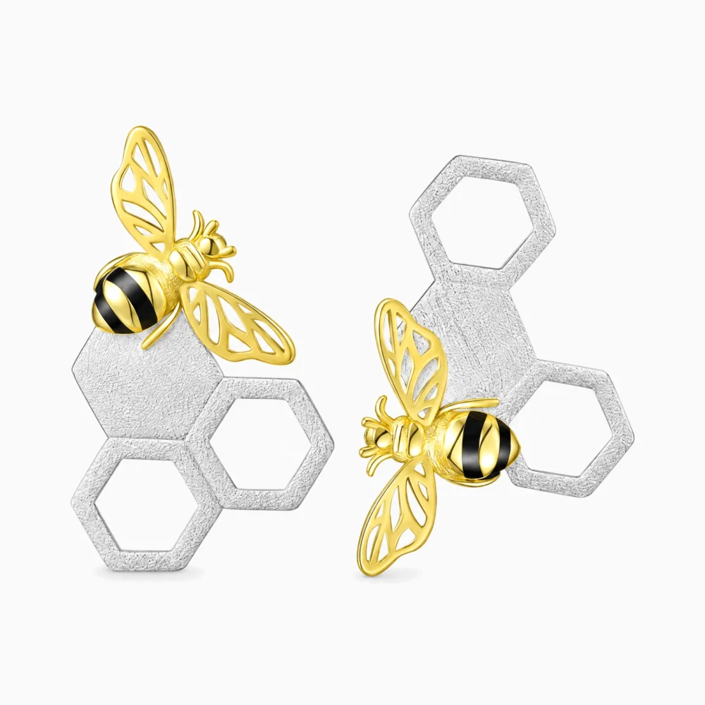 Cercei asimetrici din argint cu fagure și albină placată cu aur de 18K – Honeycomb Duo, vedere frontală