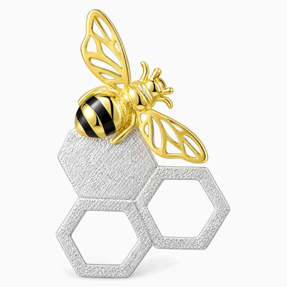 Cercei asimetrici din argint cu fagure și albină placată cu aur de 18K – Honeycomb Duo, prim-plan