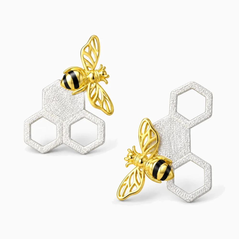 Cercei asimetrici din argint cu fagure și albină placată cu aur de 18K – Honeycomb Duo, vedere din trei sferturi