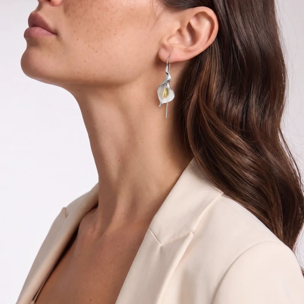 Cercei lungi din argint cu flori de cală – Calla Poise, purtat, vedere din profil