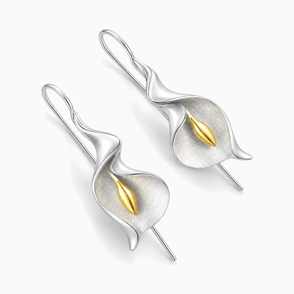 Cercei lungi din argint cu flori de cală – Calla Poise, vedere din trei sferturi