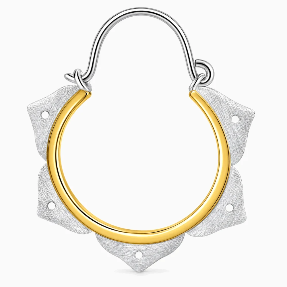 Cercei minimaliști din argint cu floare de lotus – Lotus Calm, prim-plan