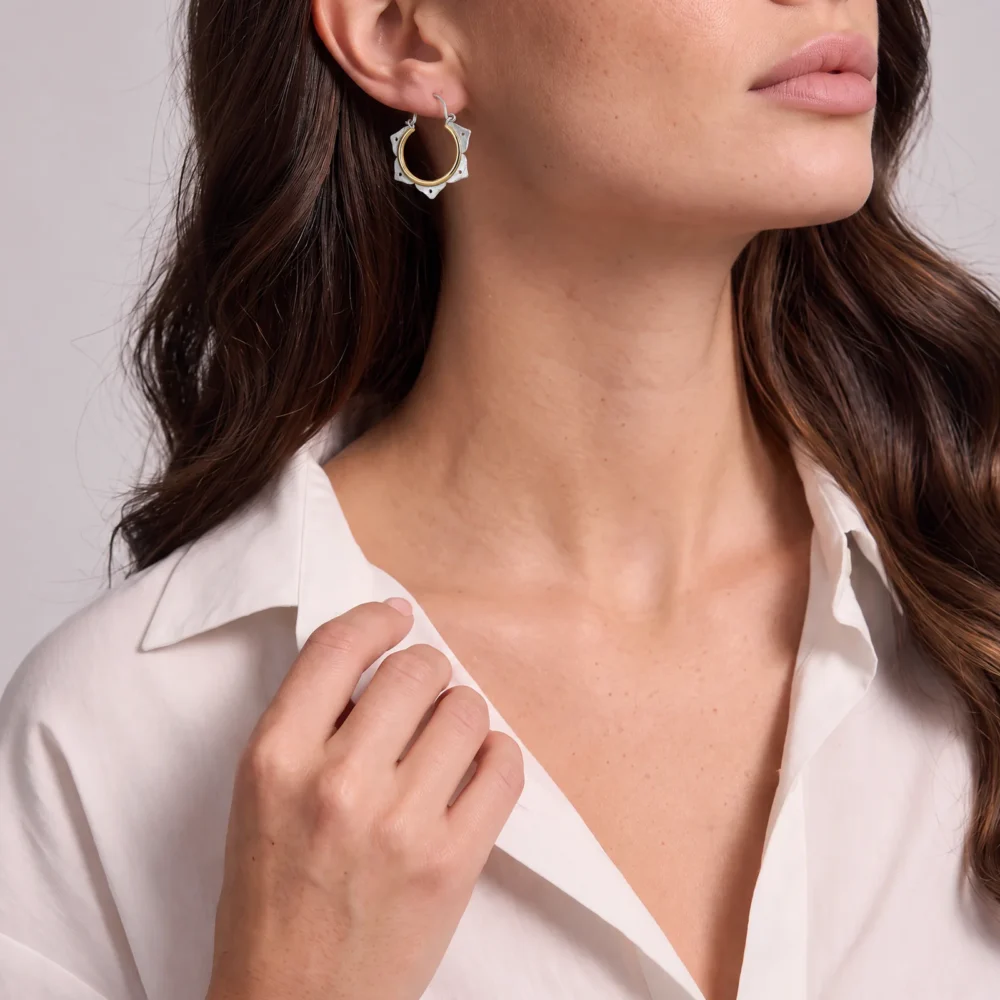Cercei minimaliști din argint cu floare de lotus – Lotus Calm, purtat, vedere la gât