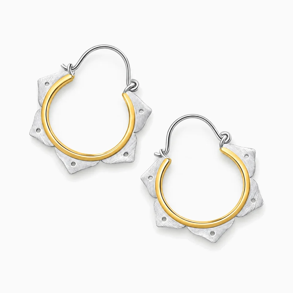 Cercei minimaliști din argint cu floare de lotus – Lotus Calm, vedere din trei sferturi