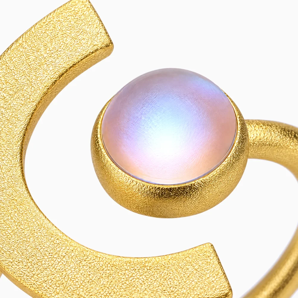 Inel din argint placat cu aur de 18K și piatră cu reflexii sidefate – Moon Veil, prim-plan