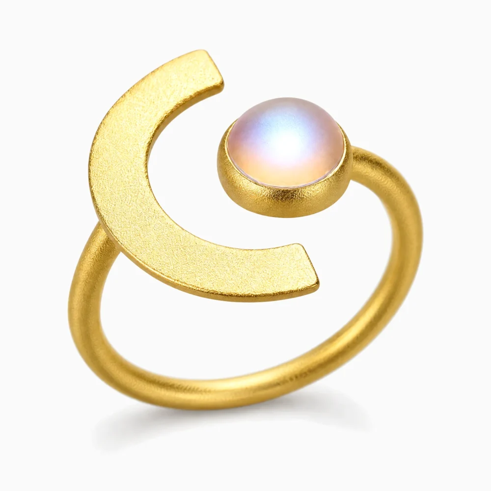 Inel din argint placat cu aur de 18K și piatră cu reflexii sidefate – Moon Veil, vedere din trei sferturi