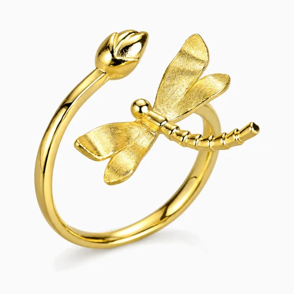 Inel reglabil din argint placat cu aur de 18K cu libelulă și boboc de lotus – Dragonfly Waltz