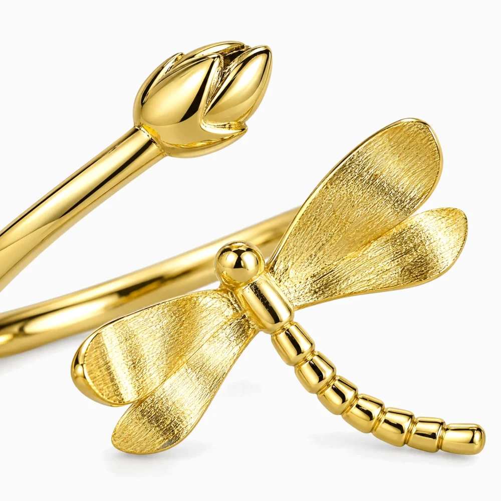 Inel reglabil din argint placat cu aur de 18K cu libelulă și boboc de lotus – Dragonfly Waltz, prim-plan