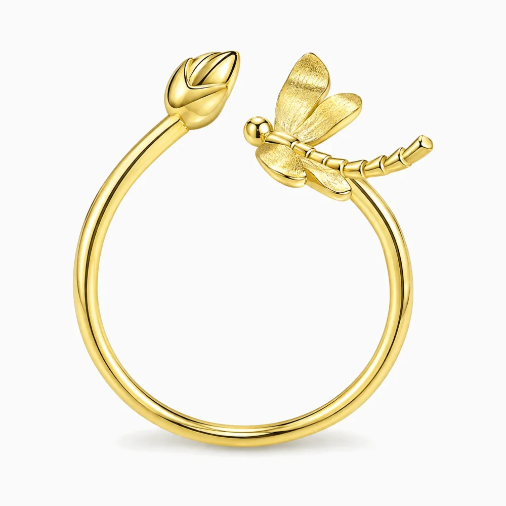 Inel reglabil din argint placat cu aur de 18K cu libelulă și boboc de lotus – Dragonfly Waltz, vedere laterală