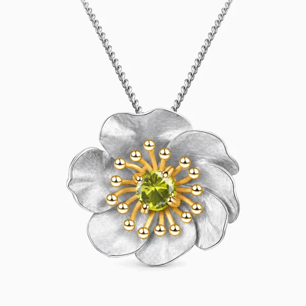 Pandantiv din argint cu floare de anemonă, peridot și detalii placate cu aur de 18K – Wild Anemone