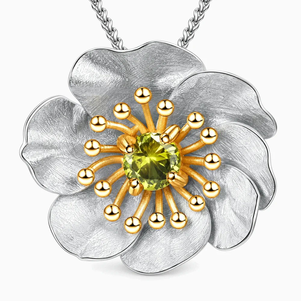 Pandantiv din argint cu floare de anemonă, peridot și detalii placate cu aur de 18K – Wild Anemone, prim-plan