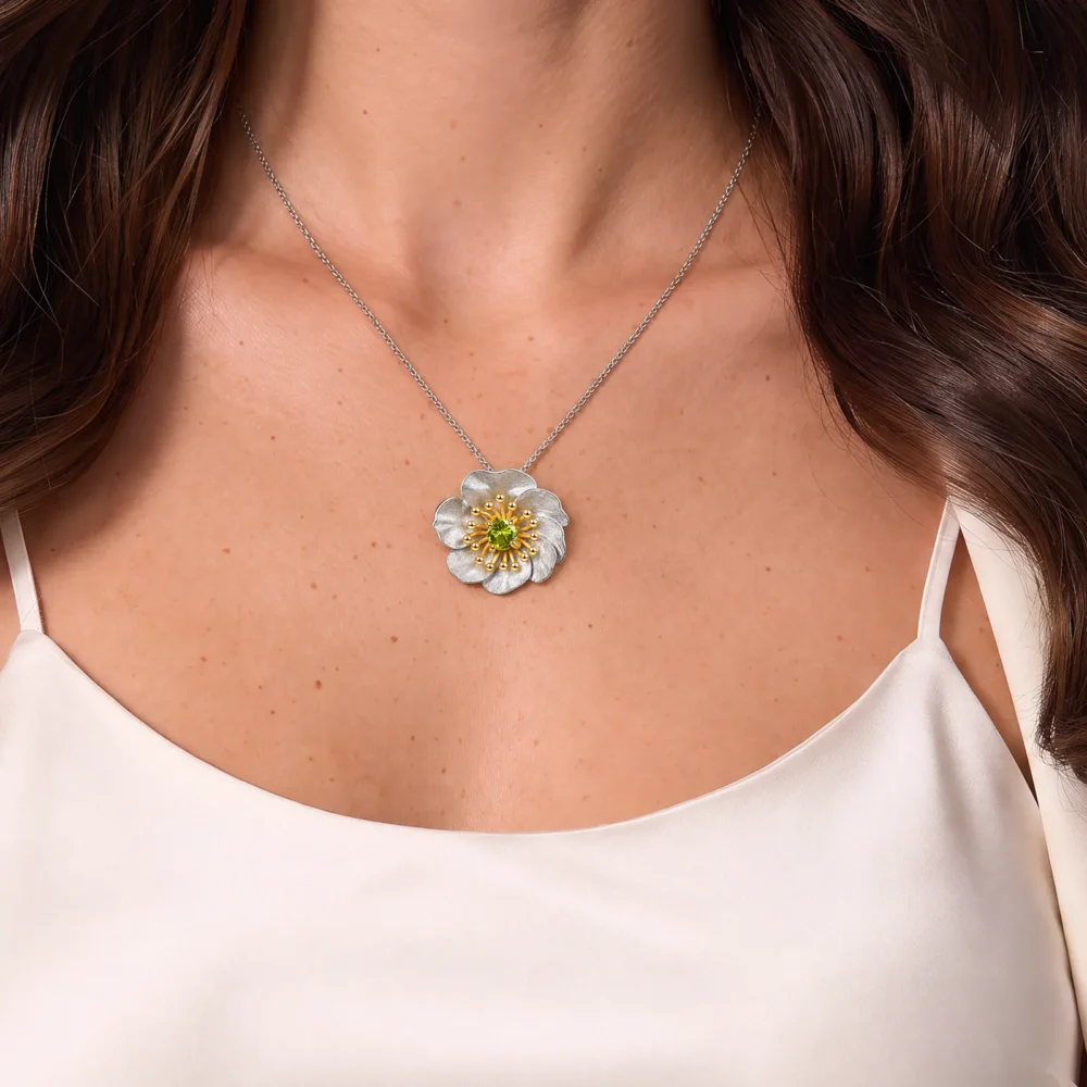 Pandantiv din argint cu floare de anemonă, peridot și detalii placate cu aur de 18K – Wild Anemone, purtat, vedere frontală