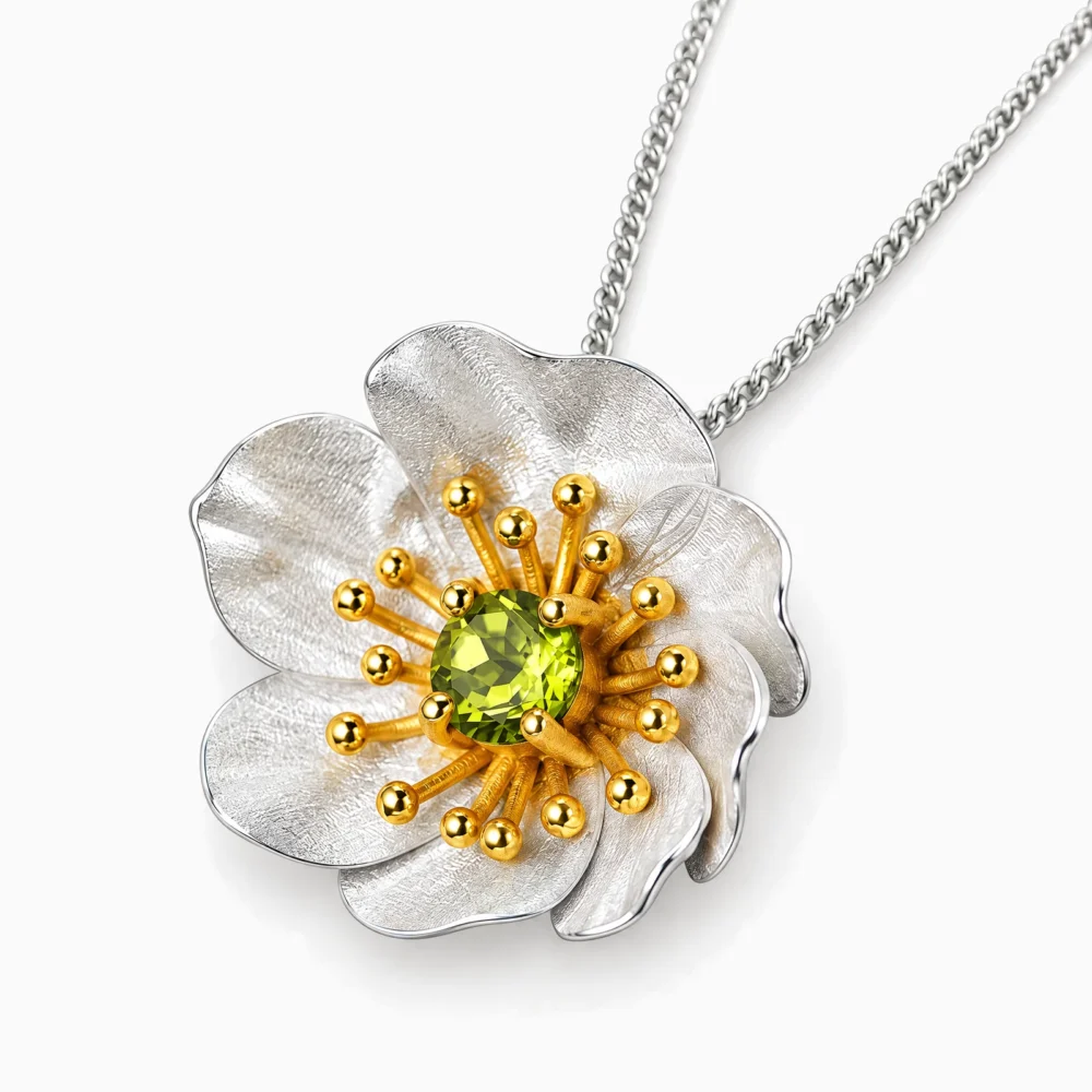 Pandantiv din argint cu floare de anemonă, peridot și detalii placate cu aur de 18K – Wild Anemone, vedere din trei sferturi
