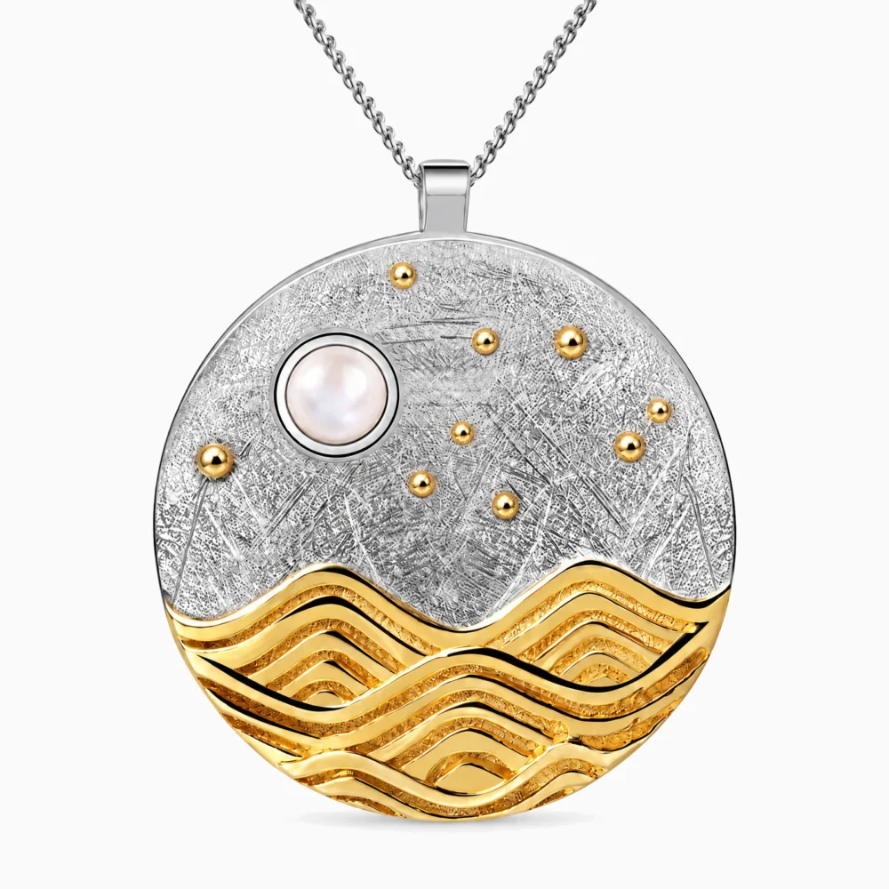 Pandantiv din argint cu lună din sidef natural și detalii placate cu aur de 18K – Seashell Moon, vedere frontală