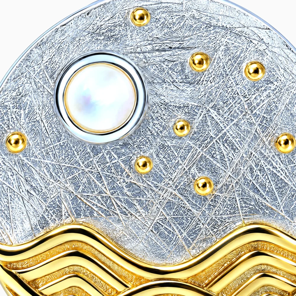 Pandantiv din argint cu lună din sidef natural și detalii placate cu aur de 18K – Seashell Moon, prim-plan