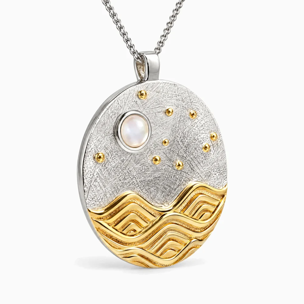 Pandantiv din argint cu lună din sidef natural și detalii placate cu aur de 18K – Seashell Moon, vedere din trei sferturi